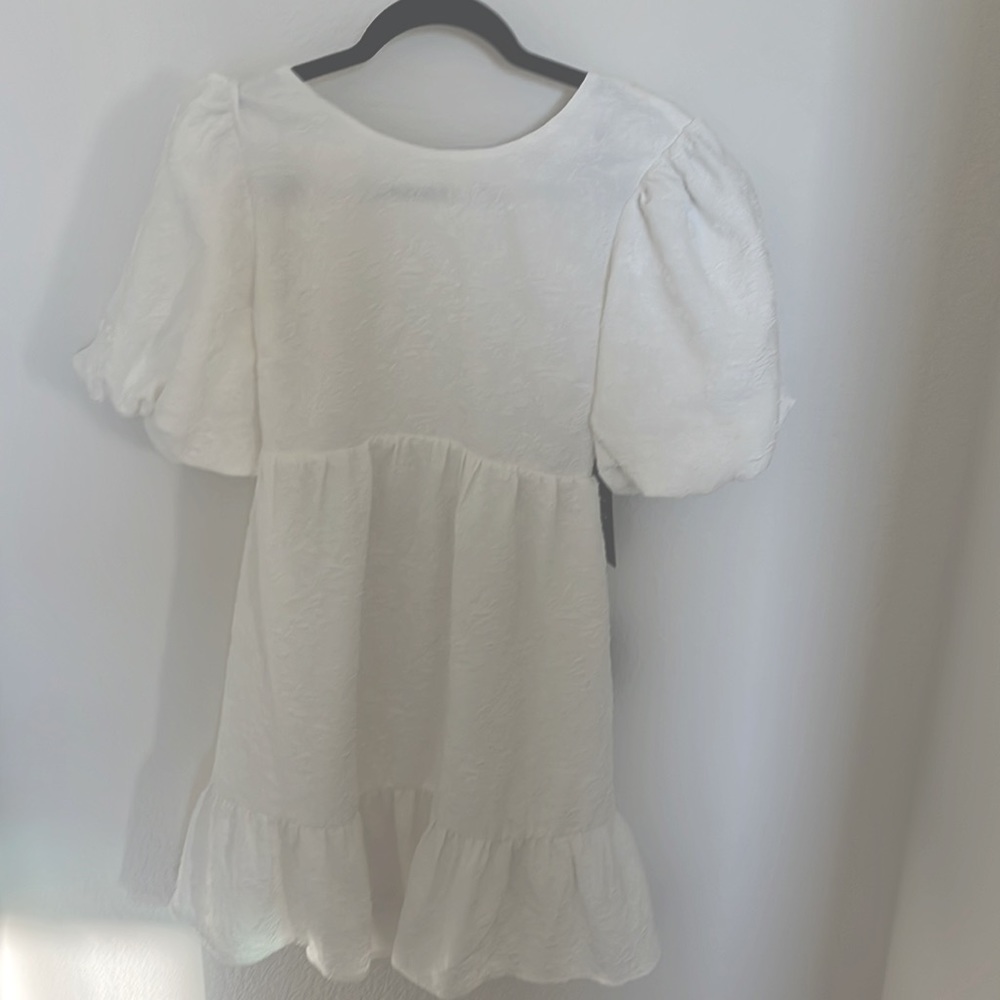 LULUS White dress with puffer sleeves, backless with a tie.